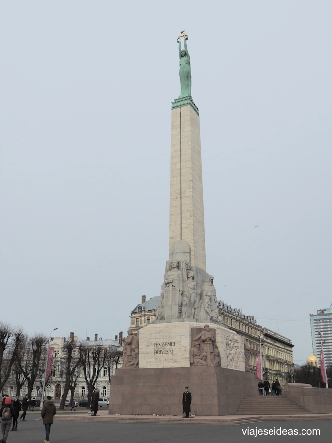 El monumento con la mujer y las estrellas en lo alto