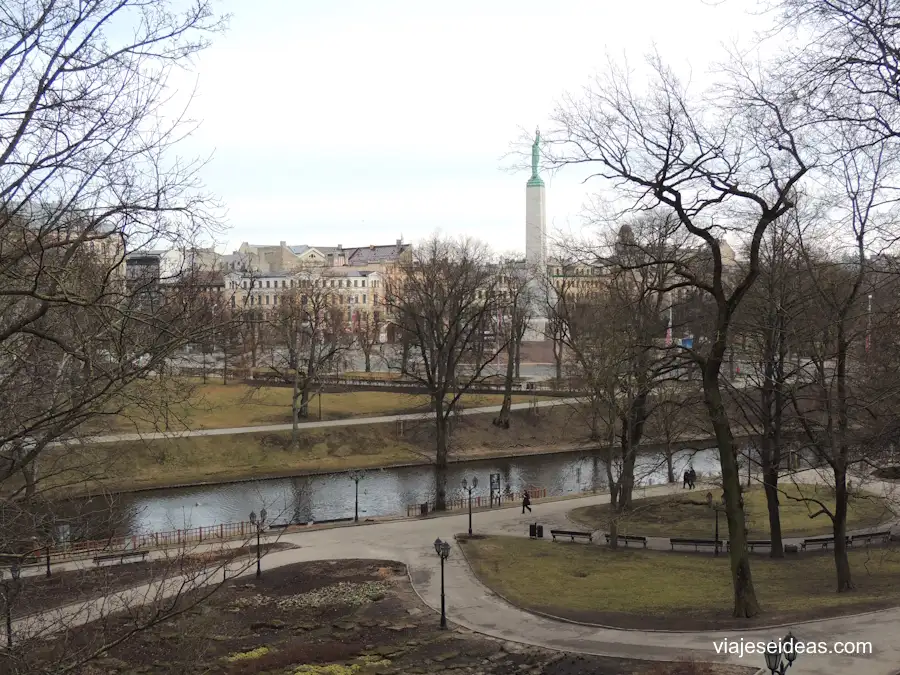 Senderos y canal del parque