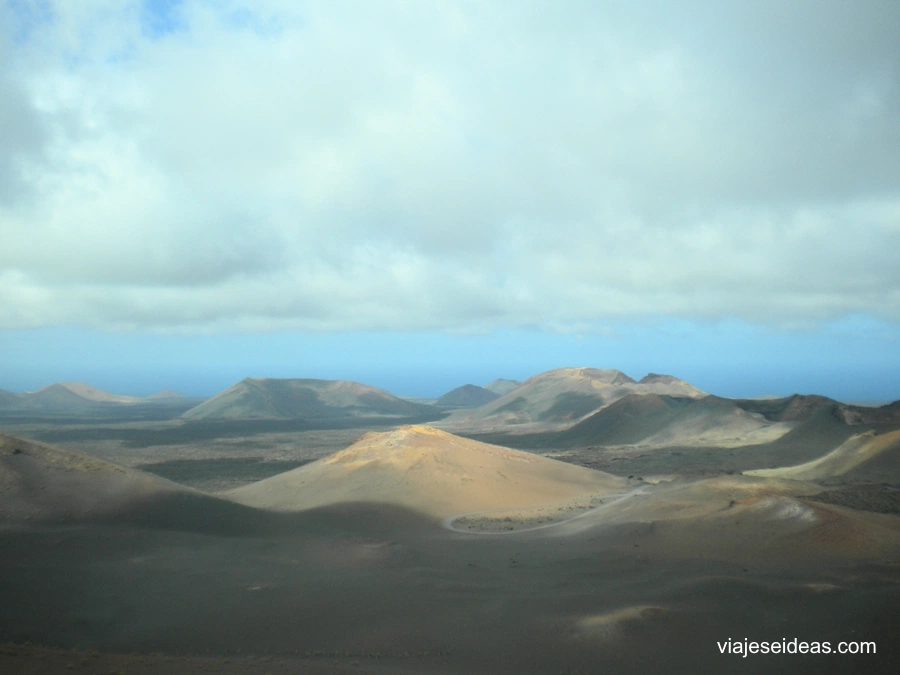 Vista de un cono volcánico en la inmensidad del Parque Nacional