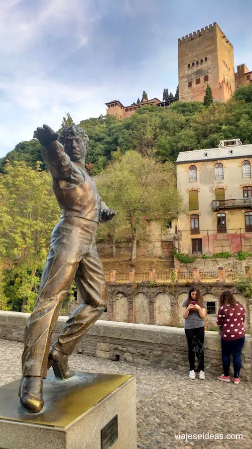 Estatua de un bailaor con la Alhambra detrás