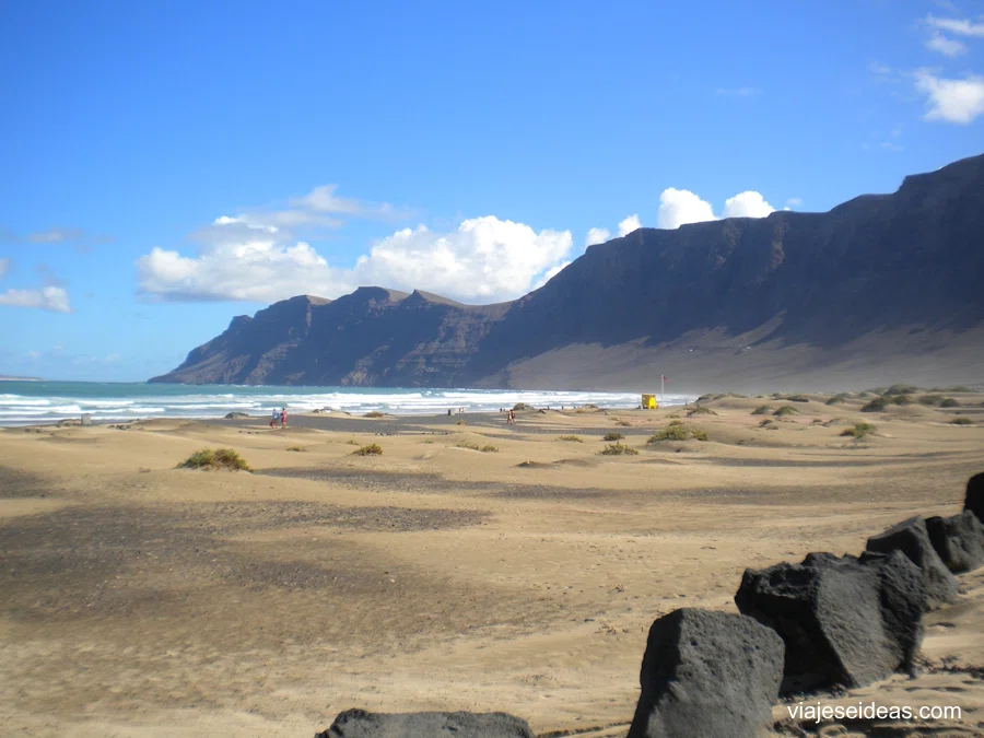 Vista de la playa con los riscos de fondo