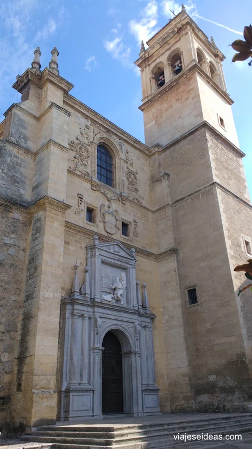 Fachada de la iglesia