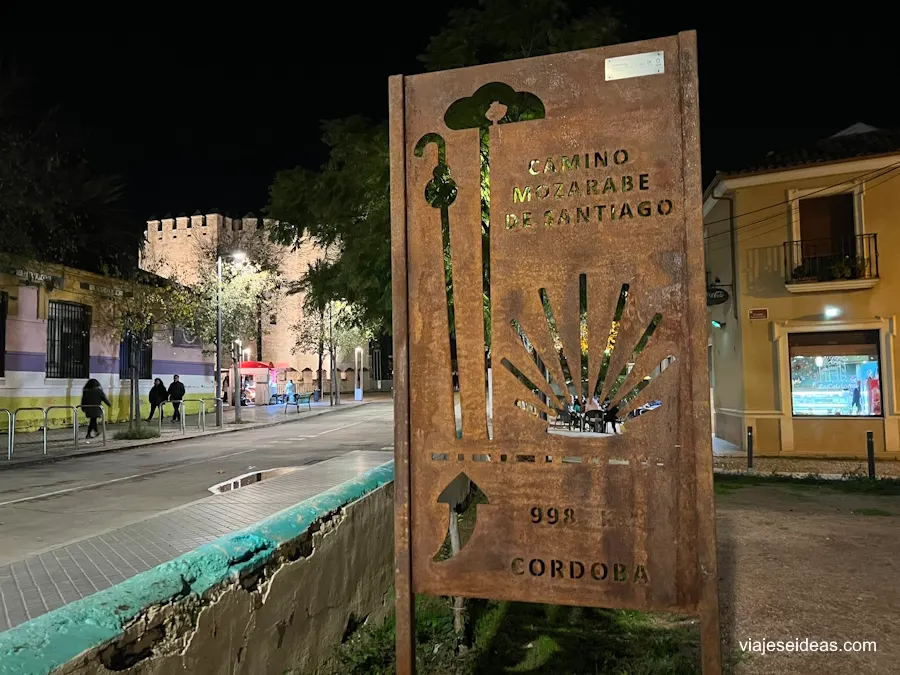 Señal que indica el recorrido del Camino a la entrada en Córdoba