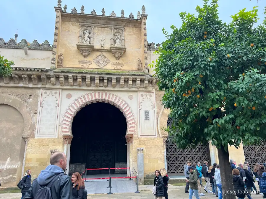 Puerta de entrada a la Mezquita en el Patio de los Naranjos
