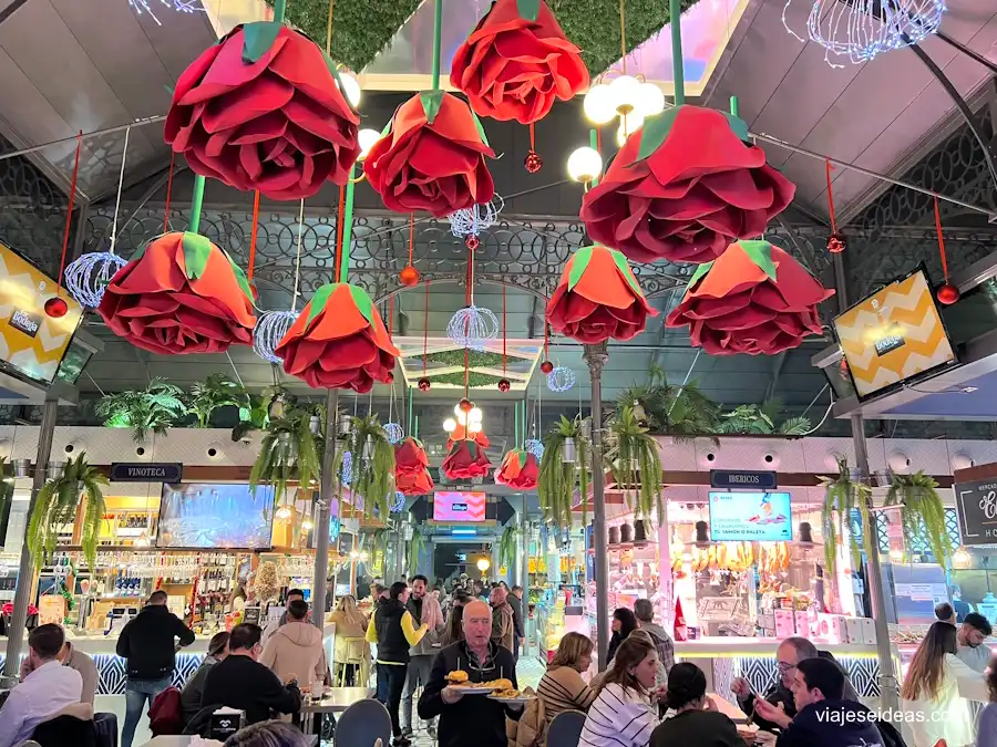 Interior del mercado con gente comiendo