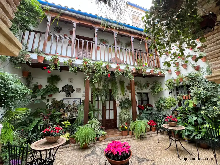 Uno de los patios en la calle San Basilio