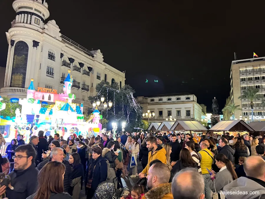 La plaza abarrotada de noche por los mercadillos de Navidad