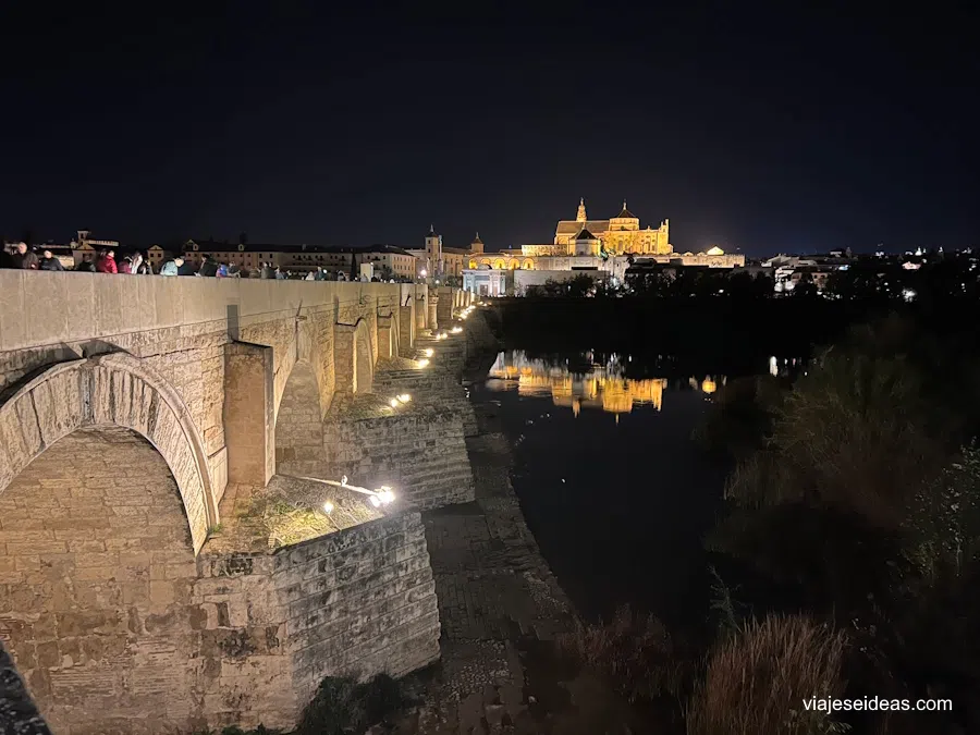 El puente iluminado de noche
