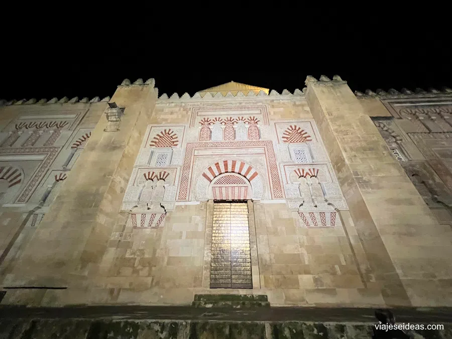 Vista de la puerta iluminada de noche