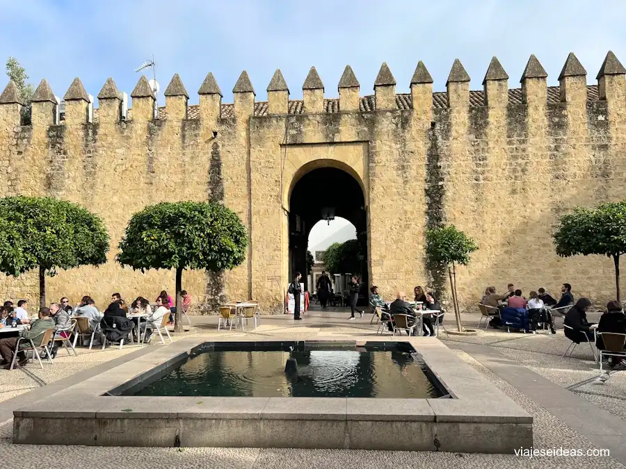 Plaza frente a la puerta