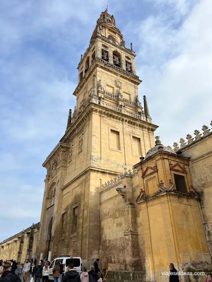 La torre vista desde fuera del recinto
