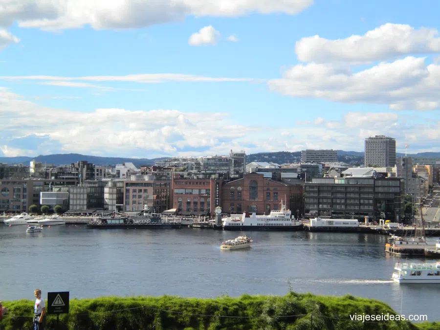 Barrio Aker Brygge visto desde la fortaleza Akershus