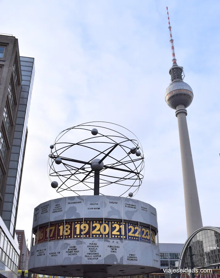 Reloj Mundial con la torre de la televisión de fondo