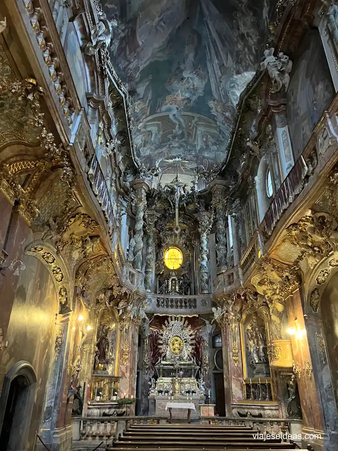 Interior de la iglesia