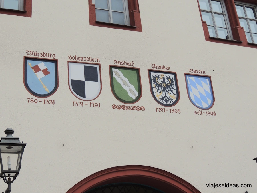 Los escudos de la fachada del ayuntamiento
