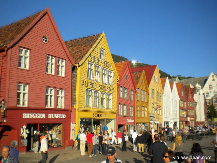 Fachadas de madera de colores del barrio