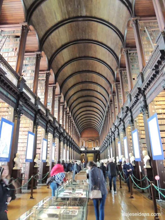Interior de la biblioteca
