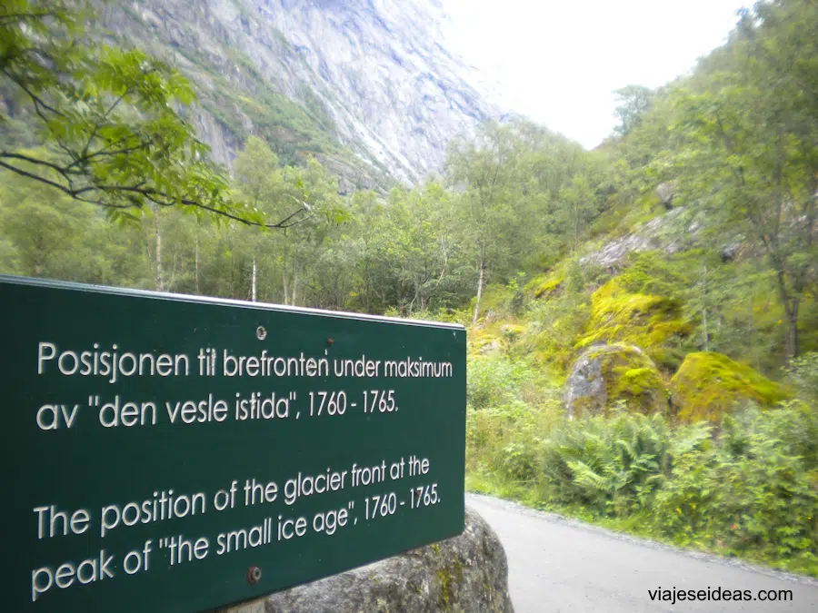 Un cartel junto al sendero que indica donde llegaba el glaciar en 1760
