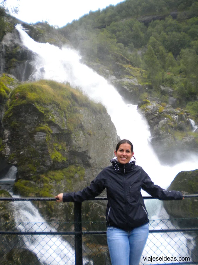 Yo junto a la cascada