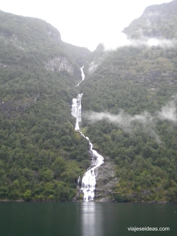 Cascada cayendo por la montaña