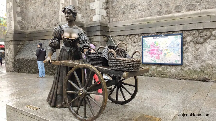 Estatua de la pescadera con su carrito