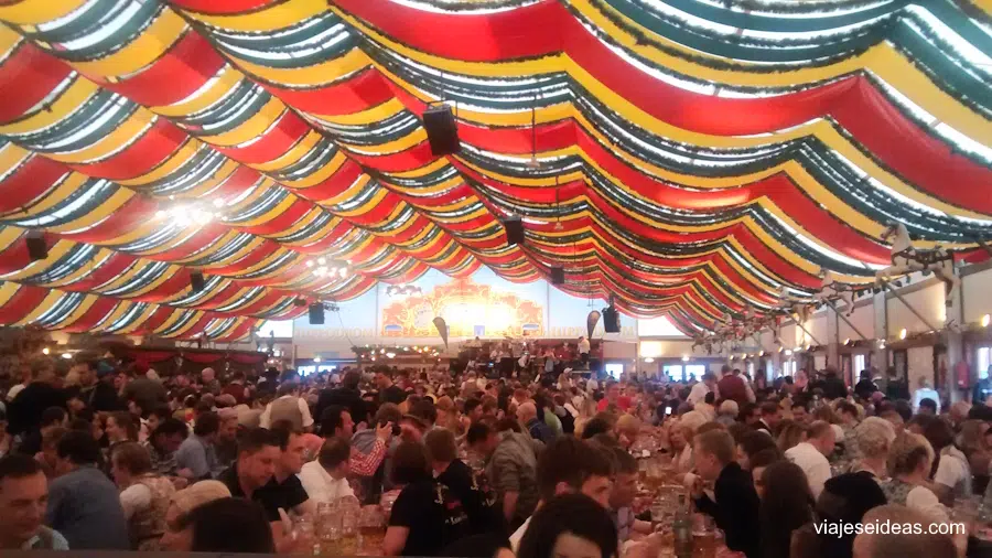 Carpa del festival llena de gente bebiendo