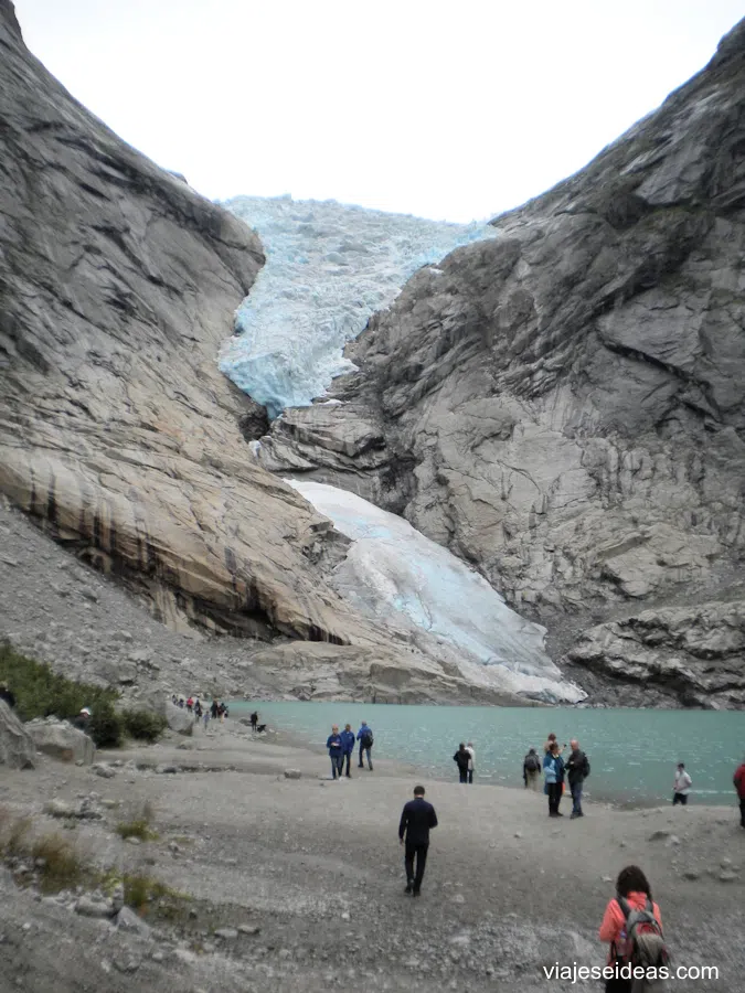 El glaciar cayendo entre la montaña