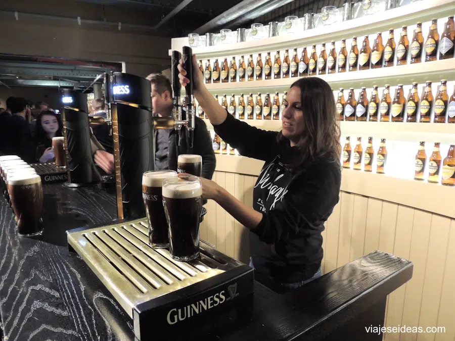 Yo tirando una cerveza Guinness en la fábrica