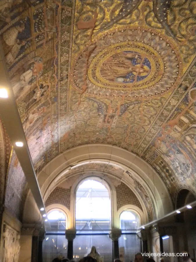 Mosaicos dentro de la iglesia