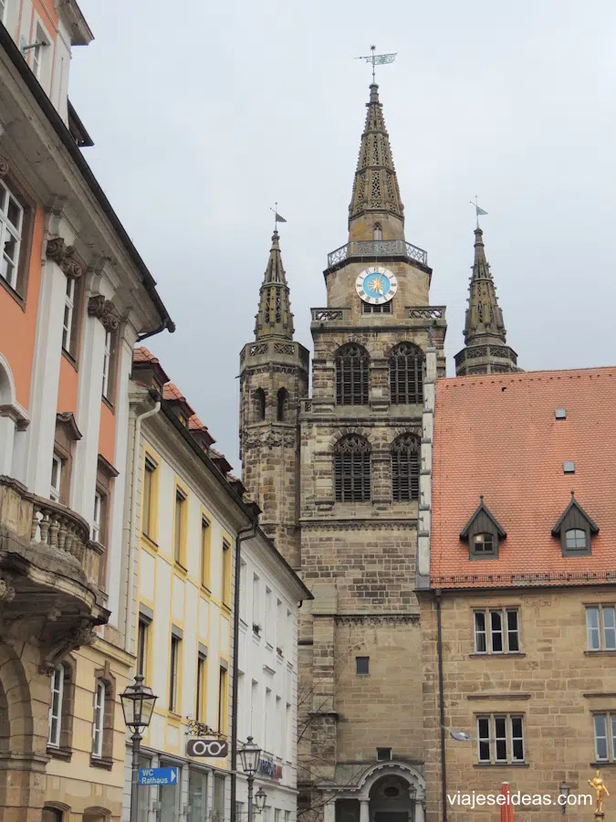 Iglesia sobresaliendo entre los edificios del centro