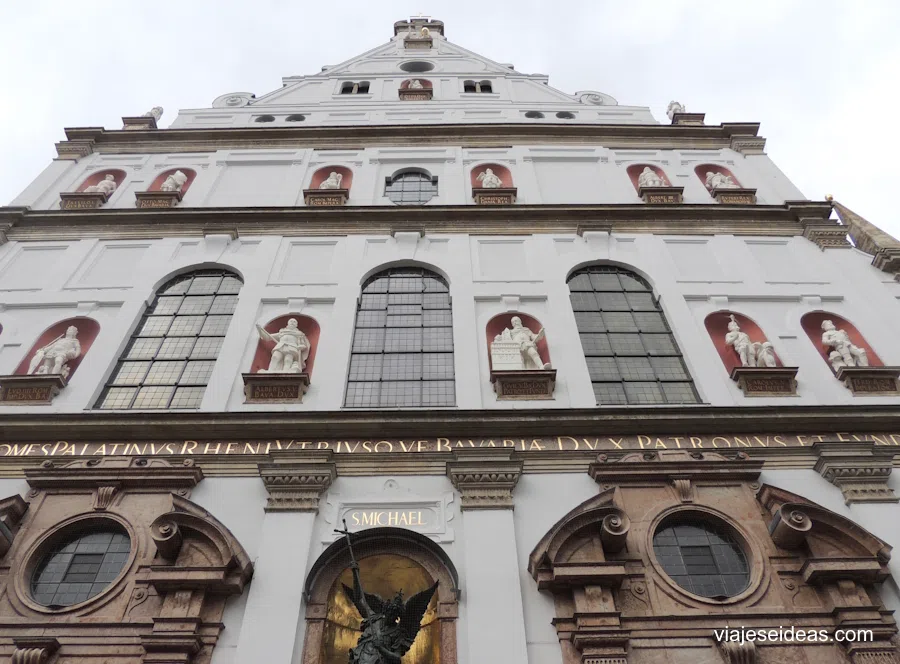 Fachada de la iglesia