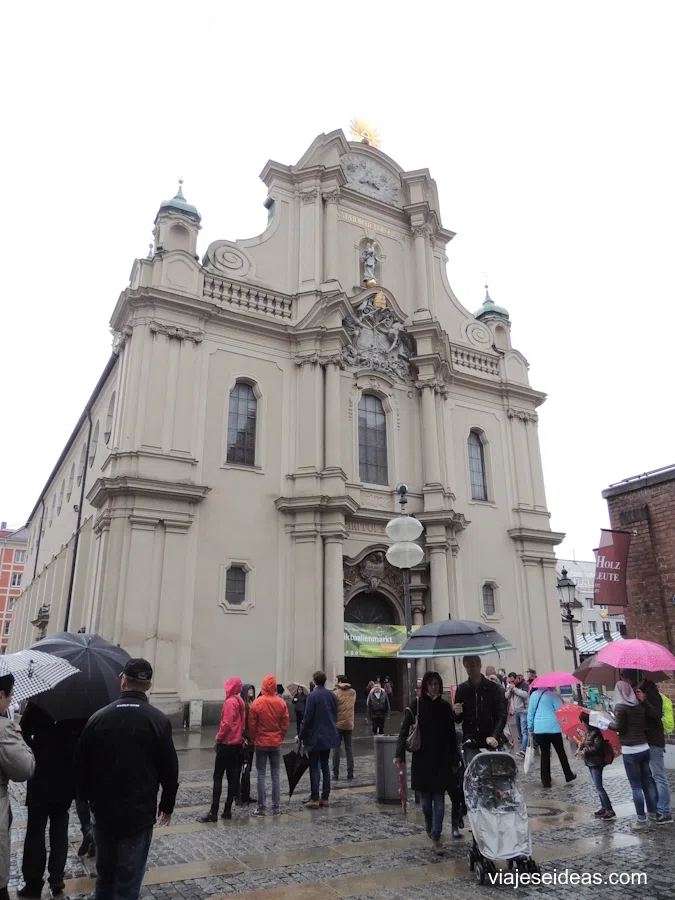 Fachada de la iglesia