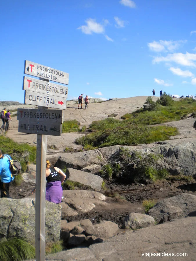 Indicaciones del sendero para llegar al Preikestolen