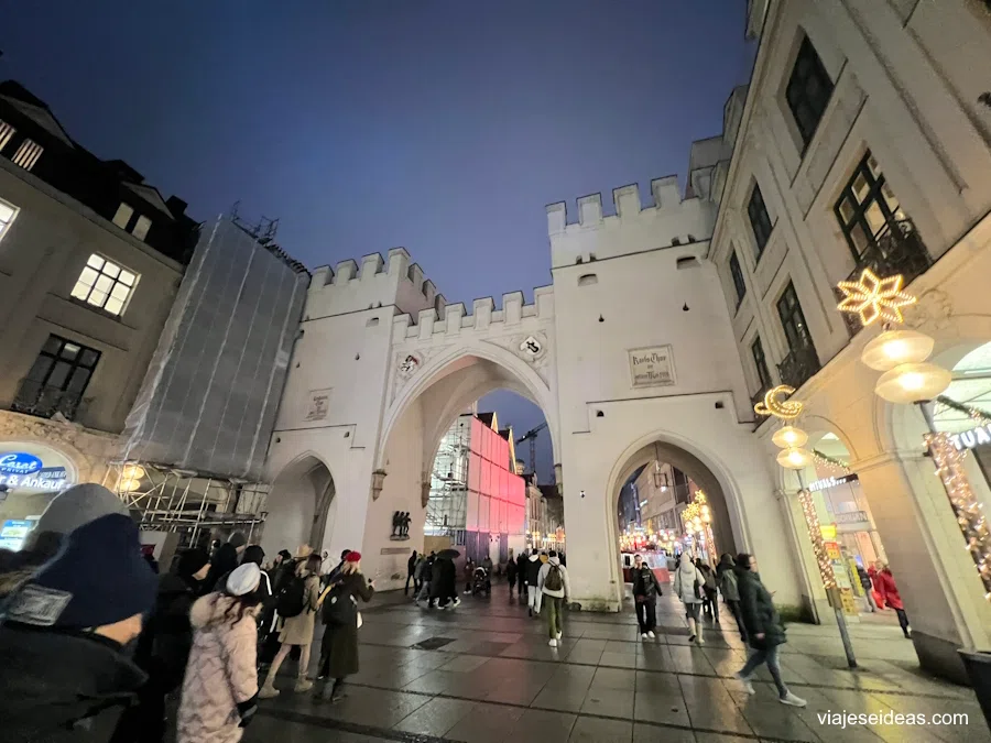 Puerta Karlstor de noche