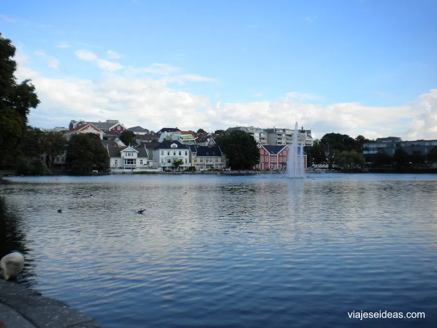 Lago y casas al otro lado