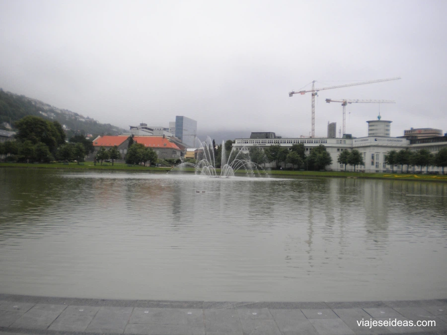 El lago con edificios al fondo