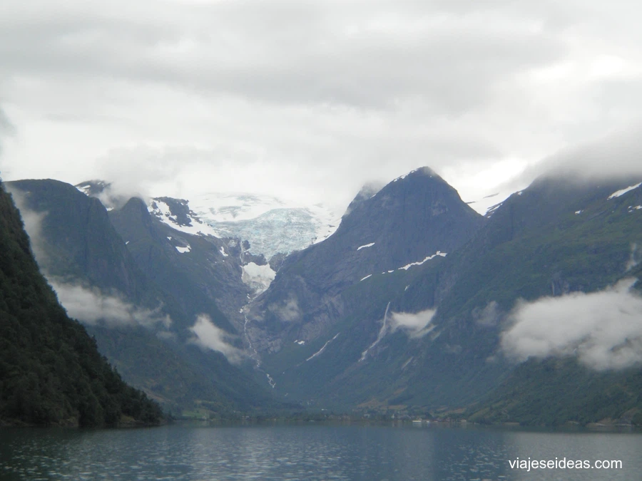 El lago y el Jostedalsbreen desde uno de los miradores