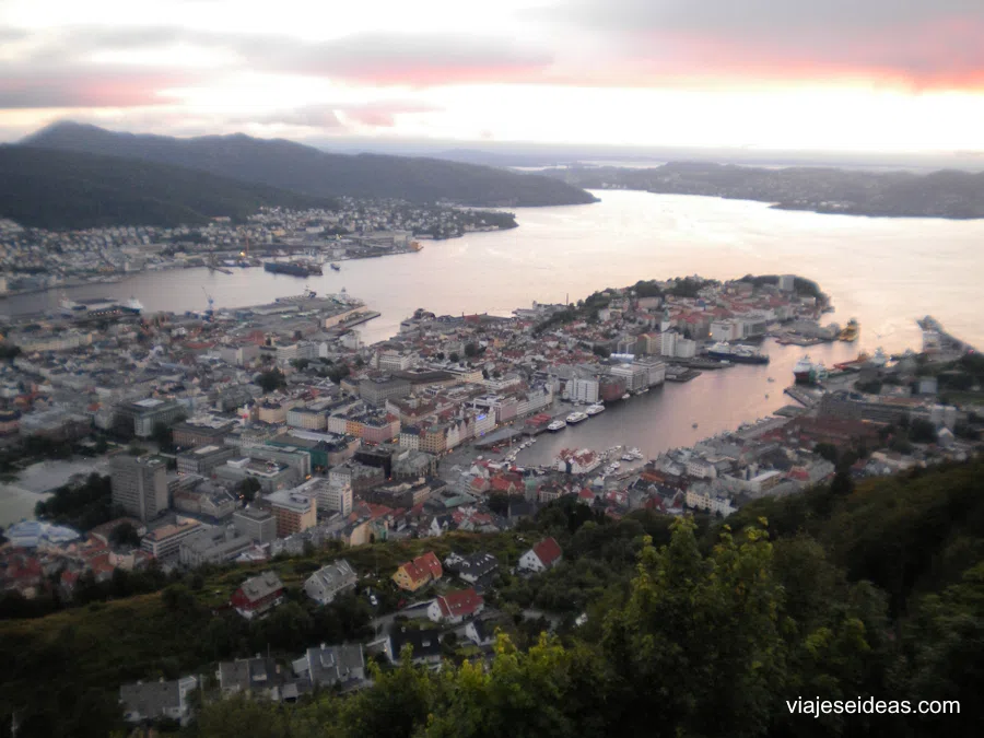 Bergen y su fiordo desde el monte