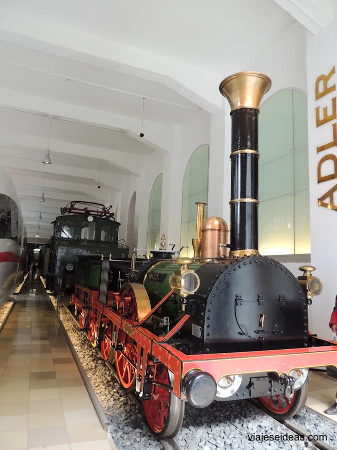 Réplica de la locomotora Adler expuesta en el museo