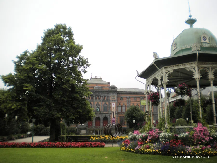 Edificio principal desde el parque Bypark