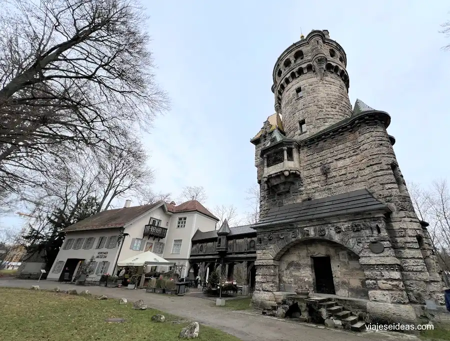 La torre y el edificio del museo