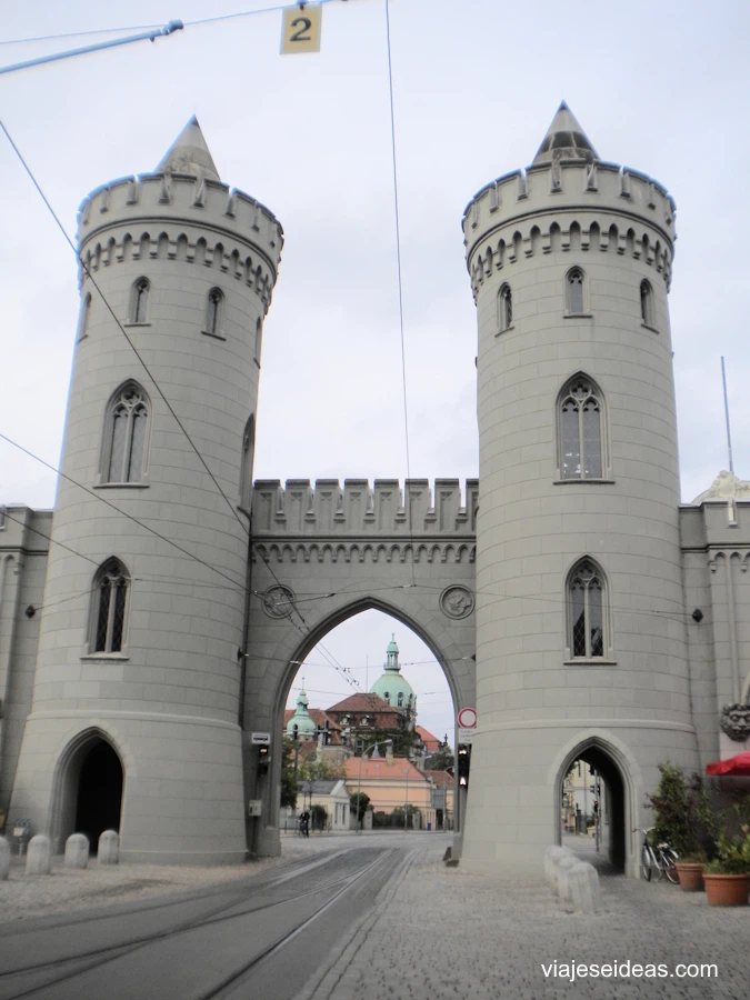 Fachada de la puerta