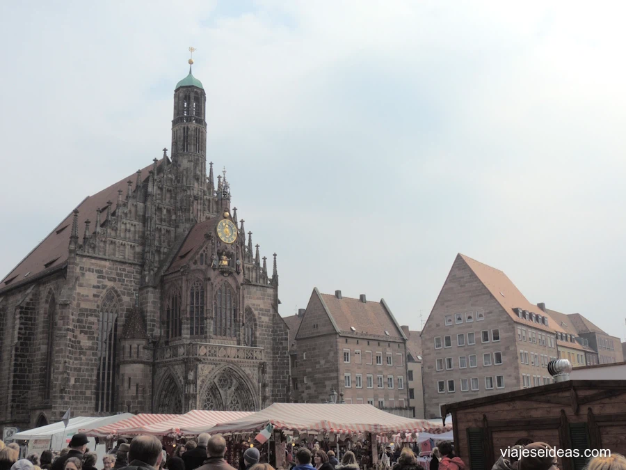 Iglesia y mercado en la plaza