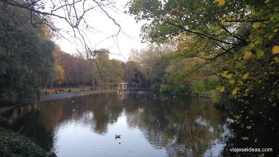 Lago del parque