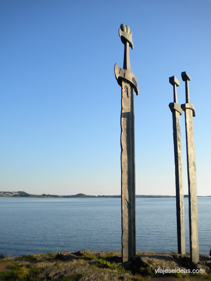 Tres espadas junto al fiordo
