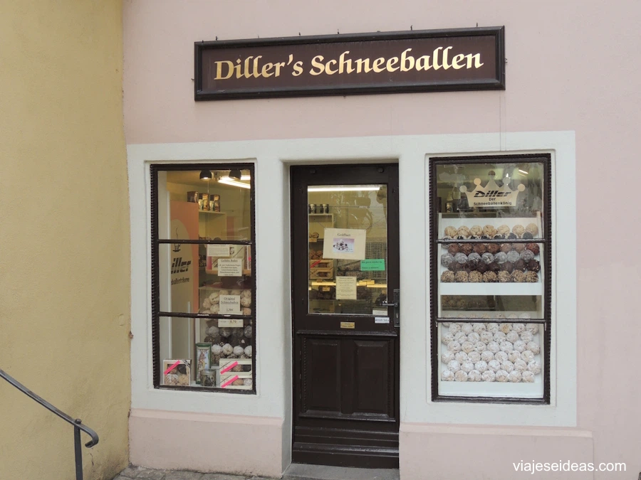 Fachada de una tienda que vende dulces