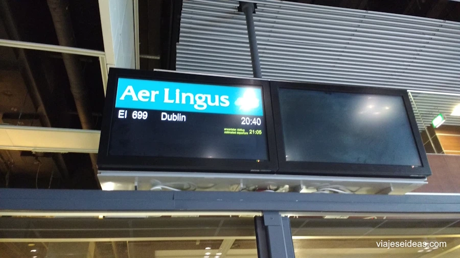 Pantalla del aeropuerto con información de mi vuelo